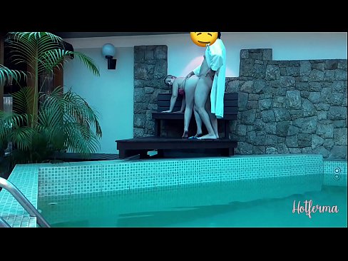❤️ O xefe invita a criada á piscina, pero non puido resistirse a un quente ❤️❌ Follar en nós ﹏