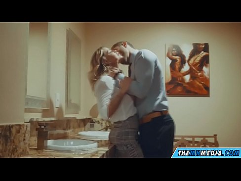 ❤️ Cando unha loura tetona seduce nun baño público ❤️❌ Follar en nós ﹏